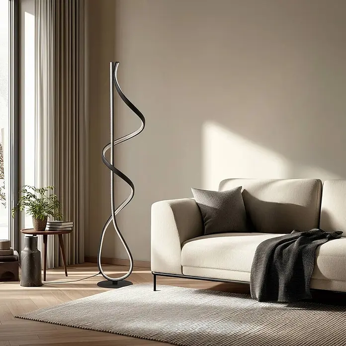 Lucande Stehleuchte Rodado - schwarz, schwarz - Moderne schwarze spiralförmige LED-Stehlampe in einem Wohnzimmer neben einem beigen Sofa.