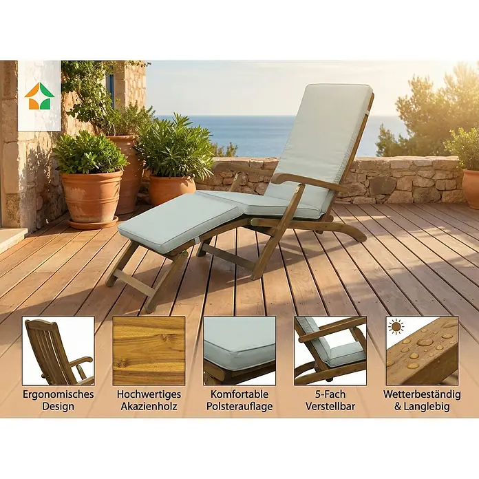 Prestige Home Living Outdoor Sonnenliege - B x T x H: 60 x 190 x 95 cm, Akazie, Braun - Gartenliege aus Holz mit hellen Polstern und Fußhocker auf einer Terrasse mit Meerblick.