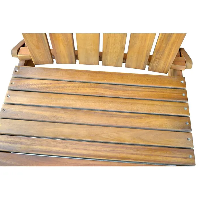 Prestige Home Living Outdoor Gartenstuhl Adirondack -  - Nahaufnahme einer hellbraunen Holzstuhlfläche und Rückenlehne aus Latten mit sichtbaren Schrauben.