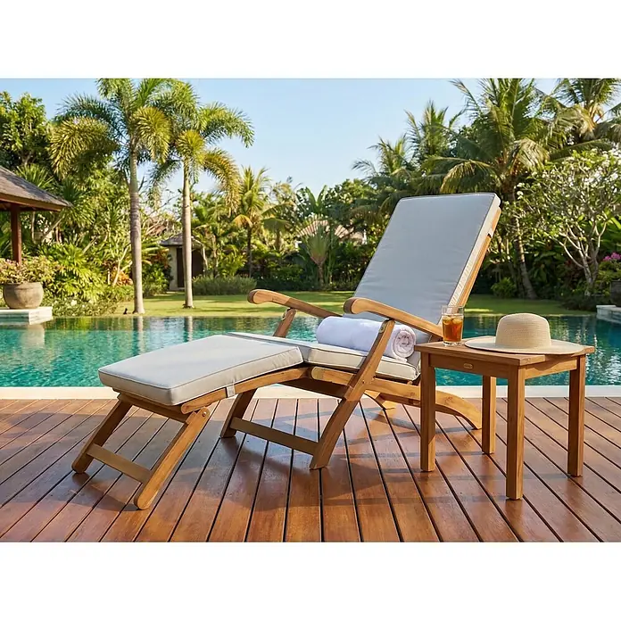 Prestige Home Living Outdoor Sonnenliege - B x T x H: 60 x 190 x 95 cm, Akazie, Braun - Hölzerner Liegestuhl mit hellen Polstern und passendem Beistelltisch am Pool, bereit zur Entspannung.