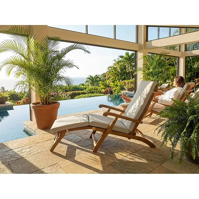 Prestige Home Living Outdoor Sonnenliege - B x T x H: 60 x 190 x 95 cm, Akazie, Braun - Hölzerner Liegestuhl mit hellen Polstern, Beinauflage ausgefahren, am Pool zur Entspannung positioniert.