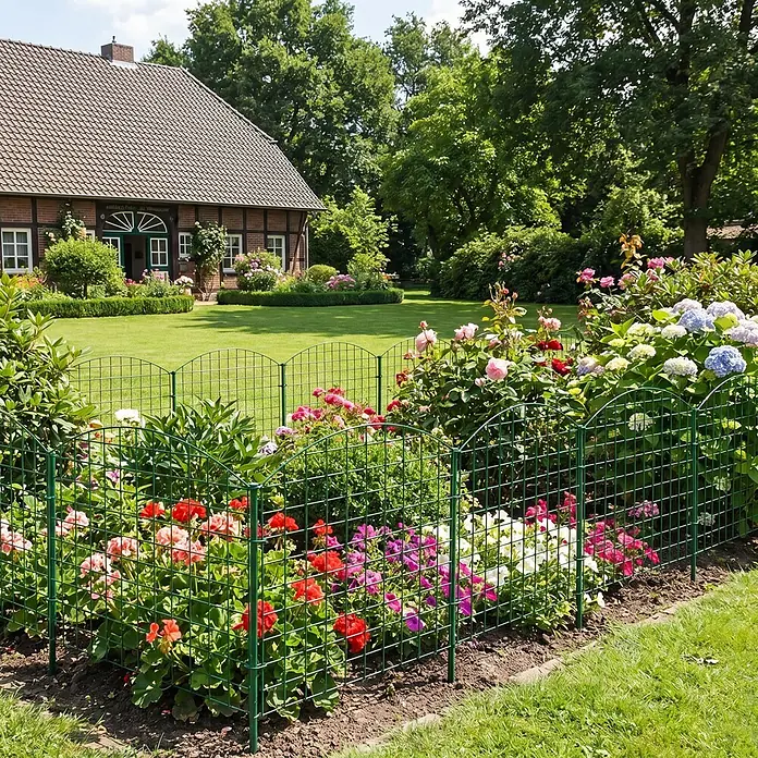 Prestige Home Living Outdoor Teichschutzzaun Set Oberbogen - B x H: 390 x 78,5 cm, Stahl, Dunkelgrün - Grüne Metallgitter-Beetbegrenzung mit Rundbögen, die bunte Blumen im Gartenbeet vom Rasen trennt.