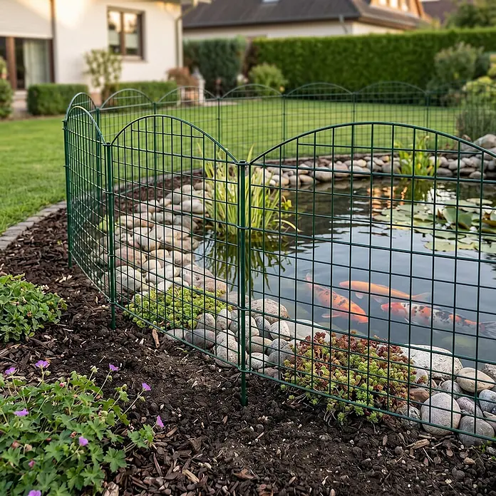Prestige Home Living Outdoor Teichschutzzaun Set Oberbogen - B x H: 390 x 78,5 cm, Stahl, Dunkelgrün - Grüner Metallgitter-Gartenzaun um einen Teich mit Kois in einem Hausgarten.