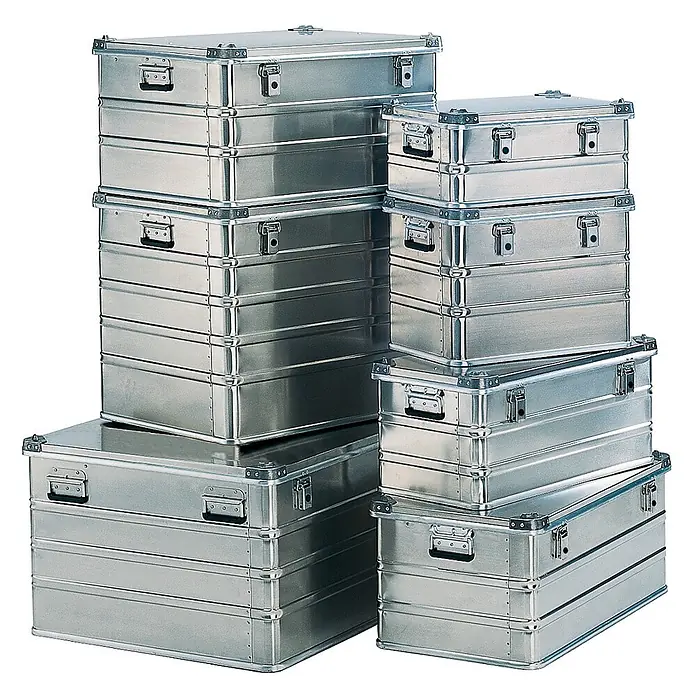 Munk Aufbewahrungskiste Aluminium-Transportkiste stapelbar 782x585x622mm 240l - Aluminium - Gestapelte silberne Aluminiumkoffer in verschiedenen Größen, mit Verschlüssen und Griffen für robusten Transport und Lagerung.