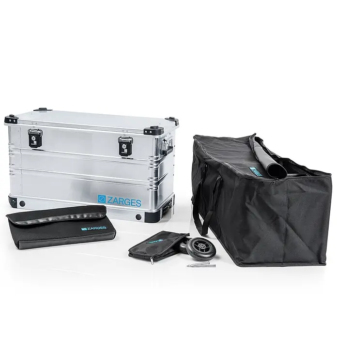 Zarges Aufbewahrungskiste K 424 XC Mobil Box Vollausstattungspaket 2 -  - Silberne ZARGES Aluminium-Staubox mit schwarzen Verschlüssen und Griffen, dazu eine schwarze Transporttasche, kleinere Beutel und Rollen zur Mobilität.