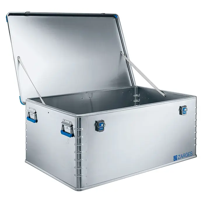 Zarges Aufbewahrungskiste Alubox - L x B x H: 120 cm x 80 cm x 0,51 m - Geöffnete silberne Aluminium-Aufbewahrungsbox mit blauen Griffen, Verschlüssen und Logo, zeigt ihren geräumigen Innenraum.