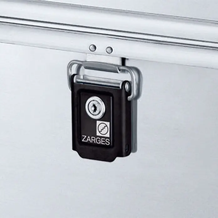 Zarges Aufbewahrungsbox Alubox -  - Schwarzes ZARGES Schloss mit Schlüsselloch, an einer glänzenden Metallstange befestigt.