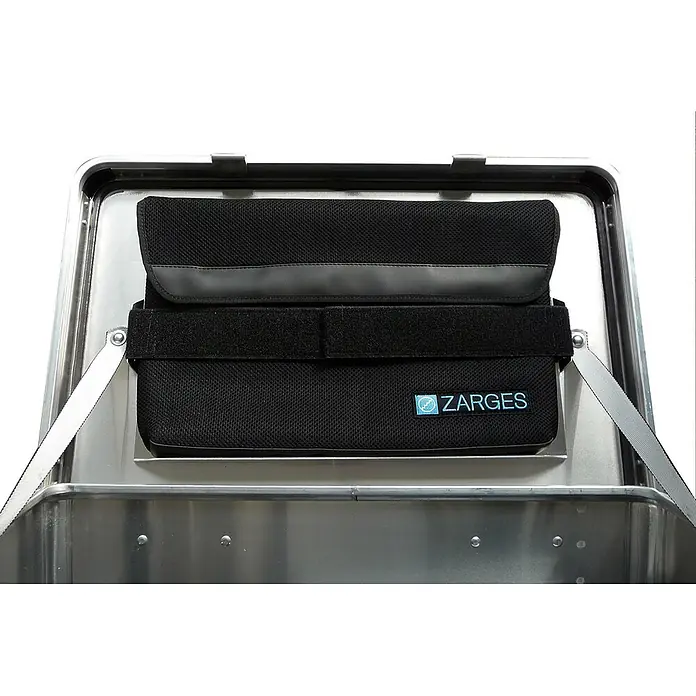 Zarges Aufbewahrungsbox Deckeltasche klein -  - Schwarze gepolsterte Netztasche mit ZARGES-Logo und Klettverschlüssen, passend für die Innenausstattung eines Metallkoffers.