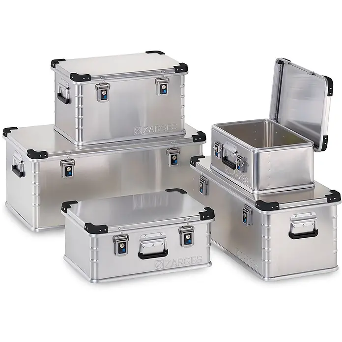 Zarges Aufbewahrungsbox Alu-Box Mini XS 450x290x180mm 24l -  - Silberfarbene Aluminium-Stauboxen in verschiedenen Größen, teils gestapelt, eine Box ist geöffnet und zeigt ihren Innenraum.