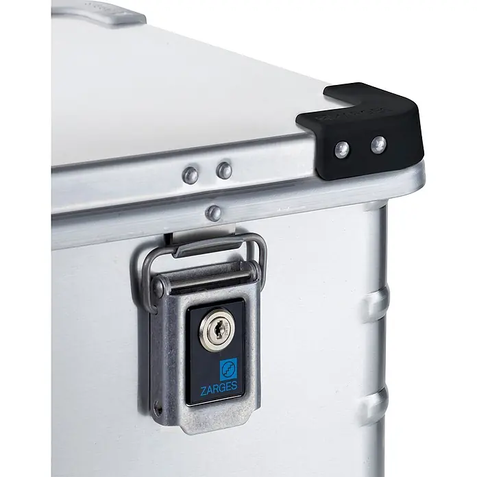 Zarges Aufbewahrungsbox Alu-Box Mini XS 450x290x180mm 24l -  - Silberne Aluminiumbox mit schwarzem Eckenschutz und einem silbernen Schloss mit blauem ZARGES-Logo.