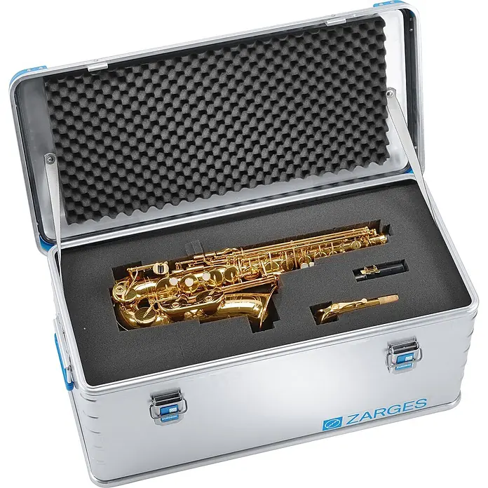 Zarges Aufbewahrungsbox Eurobox Volumen 81l Innenmaß 750x350x310mm -  - Goldenes Saxophon in geöffnetem silbernen Zarges-Koffer mit schwarzer Schaumstoffpolsterung.