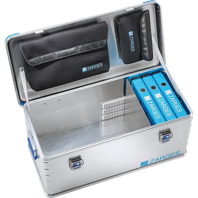 Zarges Aufbewahrungsbox Eurobox Volumen 81l Innenmaß 750x350x310mm -  - Geöffnete silberne Aluminium-Aufbewahrungsbox mit blauen Akzenten, internen schwarzen Netztaschen im Deckel, Trennwand und drei blauen ZARGES Ordnern.