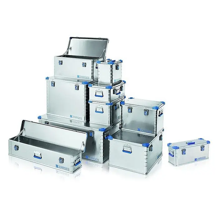 Zarges Aufbewahrungsbox Eurobox 690x280x310mm -  - Eine Auswahl von ZARGES Aluminium-Lager- und Transportboxen in Silber, verschiedene Größen, teilweise mit blauen Akzenten.