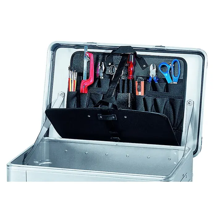 Zarges Aufbewahrungsbox Werkzeugtasche für Alubox -  - Offener silberner Alu-Werkzeugkoffer mit schwarzer Werkzeugplatte im Deckel: Pinsel, Säge, Zange, Schraubendreher, Messer, Schneider, Schere.