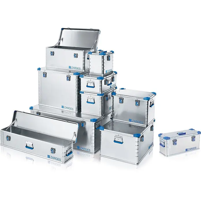 Zarges Aufbewahrungsbox Eurobox Volumen 27l Innenmaß 350x250x310mm -  - Eine Sammlung silberner Aluminium Zarges-Koffer in verschiedenen Größen, teils offen, teils geschlossen, mit blauen Griffen und Verschlüssen.