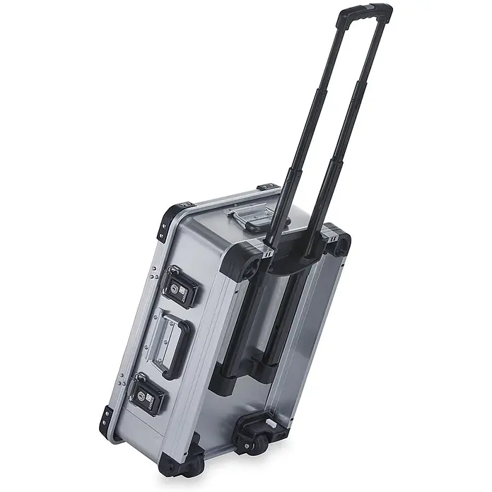 Zarges Aufbewahrungsbox K 424 XC Mobil Universal Alu Box 28l -  - Silberner Aluminium-Trolleykoffer mit schwarzen Rollen und ausgezogenem Teleskopgriff.