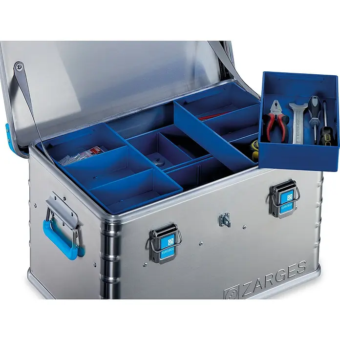 Zarges Aufbewahrungsbox Kunststoffeinsatz 315x170x60mm - Aluminium - Geöffnete silberne Aluminium-Werkzeugkiste mit blauen Kunststoffeinsätzen, Trennwänden und blauem Griff. Eine blaue Werkzeugwanne ist abgebildet.