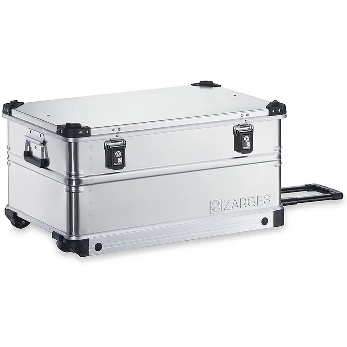 Zarges Aufbewahrungsbox K 424 XC Mobil Universal Alu Box 105l -  - Silberner Aluminium-Transportkoffer mit Rollen, ausziehbarem Griff und schwarzen Verschlüssen, mit ZARGES-Logo.