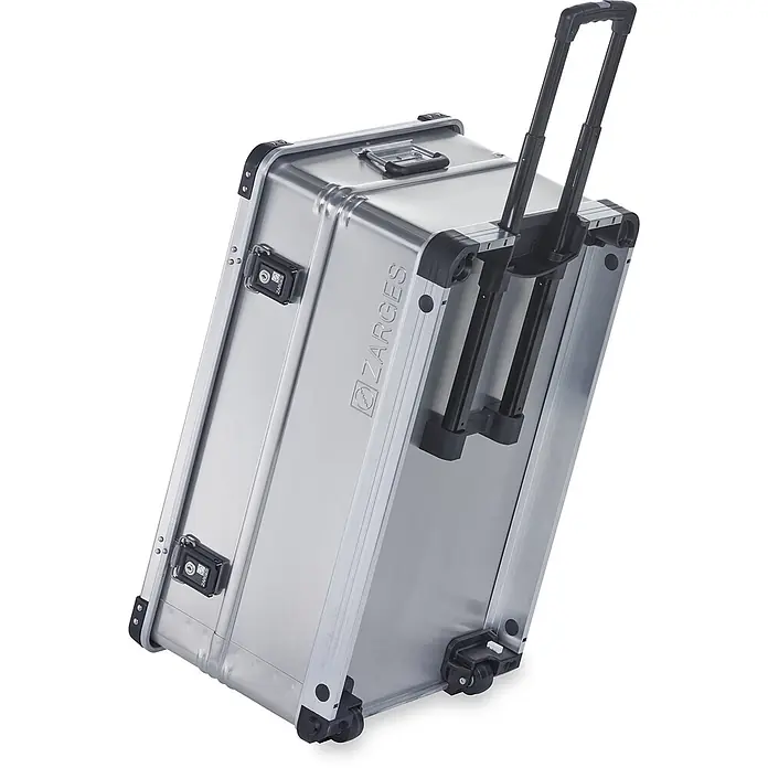 Zarges Aufbewahrungsbox K 424 XC Mobil Universal Alu Box 105l -  - Silberner Aluminium-Rollkoffer mit ausgezogenem Teleskopgriff und Rollen, schräg gestellt zur Bewegung.