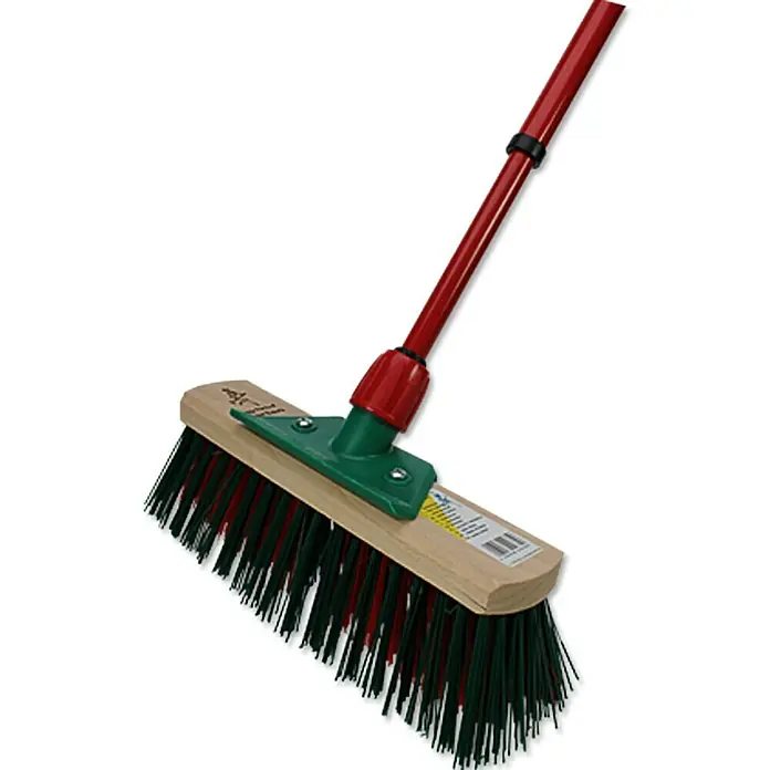 Gartenbesen - 30 cm, Elaston, Mit Teleskopstiel - Abbildung eines Schrubbers mit Holzsockel, grünem Kopf und rotem Griff, ideal für Reinigungsarbeiten.