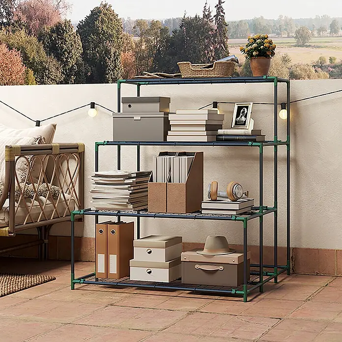 Outsunny Gewächshaus-Regal - 94 x 84 x 110 cm, Dunkelgrün - Ein dunkelgraues und grünes Vierregal, gefüllt mit Aufbewahrungsboxen, Büchern und Dekoartikeln auf einer gefliesten Terrasse.
