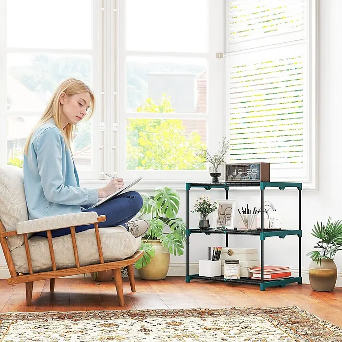 Outsunny Gewächshaus-Regal - 68 x 49 x 72 cm, Dunkelgrün - Dunkelgrünes und schwarzes Regal mit Büchern, Pflanzen und Büromaterial in einem Raum.