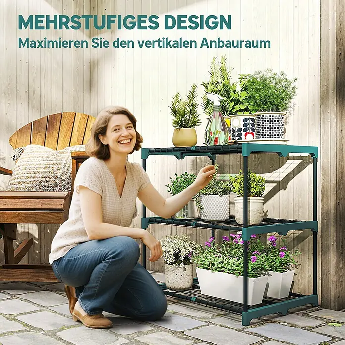 Outsunny Gewächshaus-Regal - 68 x 49 x 72 cm, Dunkelgrün - Dunkelgrünes, mehrstufiges Pflanzenregal mit Topfpflanzen im Freien, eine Frau pflegt sie.