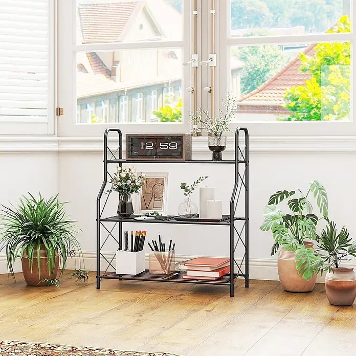 Outsunny Gewächshaus-Regal - 69 x 28,5 x 78 cm, Schwarz - Ein schwarzes Metall-Regal mit 3 Ablagen, vielseitig genutzt als Präsentations- und Aufbewahrungsregal für Pflanzen, Bücher und Deko an einem Fenster.