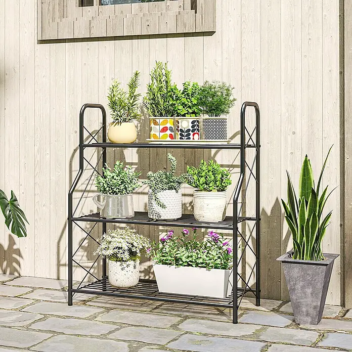 Outsunny Gewächshaus-Regal - 69 x 28,5 x 78 cm, Schwarz - Schwarzes Metall-Pflanzenregal mit 3 Etagen und mehreren Topfpflanzen auf einer Terrasse.