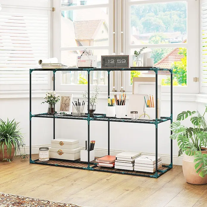 Outsunny Gewächshaus-Regal - 143 x 48 x 100 cm, Dunkelgrün - Zweistöckiges schwarzes Metallregal mit türkisfarbenen Verbindern, das Bücher, Pflanzen und Büromaterial in einem hellen Raum aufbewahrt.