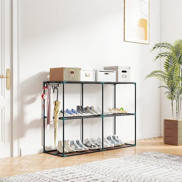 Outsunny Gewächshaus-Regal - 143 x 48 x 100 cm, Dunkelgrün - Schwarz-grünes Metallschuhregal mit mehreren Etagen, das verschiedene Schuhe, Aufbewahrungsboxen, einen Regenschirm und Kopfhörer in einem Eingangsbereich hält.