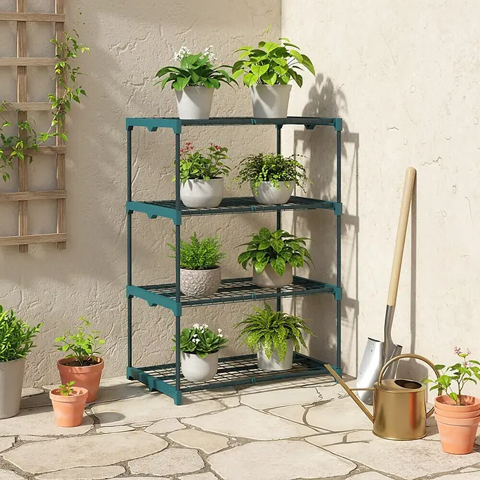 Outsunny Gewächshaus-Regal - 67 x 49 x 105 cm, Dunkelgrün - Dunkeltürkiser Metall-3-Etagen-Pflanzenständer mit verschiedenen Topfpflanzen auf einer Terrasse, mit Gartengeräten.