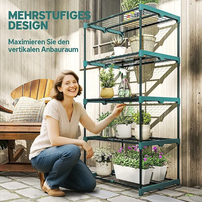 Outsunny Gewächshaus-Regal - 67 x 49 x 138 cm, Dunkelgrün - Lächelnde Frau neben einem türkisen mehrstufigen Pflanzenregal, gefüllt mit Pflanzen, das den vertikalen Anbauraum maximiert.