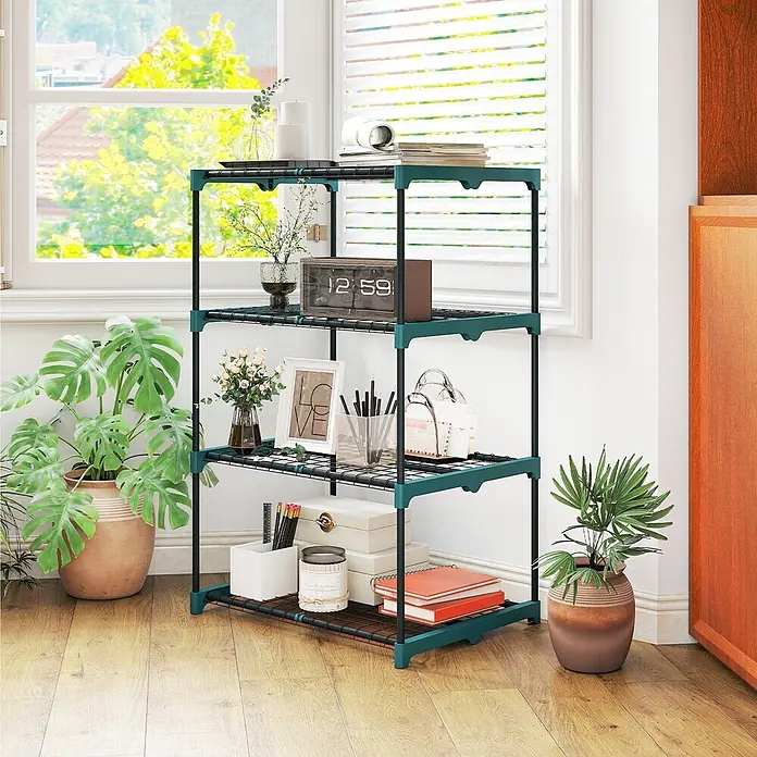 Outsunny Gewächshaus-Regal - 67 x 49 x 105 cm, Dunkelgrün - Ein dunkelgrünes und schwarzes 4-stöckiges Metallregal mit Büchern, Pflanzen und Haushaltsgegenständen neben einem Fenster.