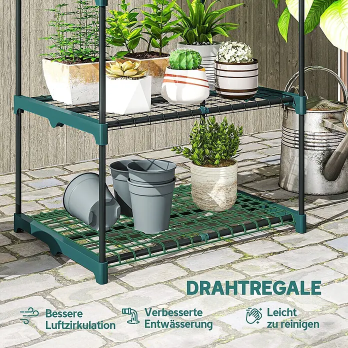 Outsunny Gewächshaus-Regal - 67 x 49 x 105 cm, Dunkelgrün - Dunkelgrünes zweistöckiges Pflanzenregal mit Drahtböden, das Topfpflanzen auf einer Terrasse hält.