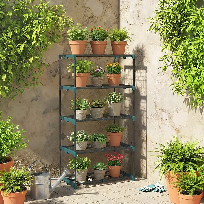 Outsunny Gewächshaus-Regal - 67 x 49 x 138 cm, Dunkelgrün - Fünfstufiges Pflanzenregal mit dunkelgrauem Metallrahmen und türkisfarbenen Gitterböden, das Topfpflanzen auf einer Terrasse hält.