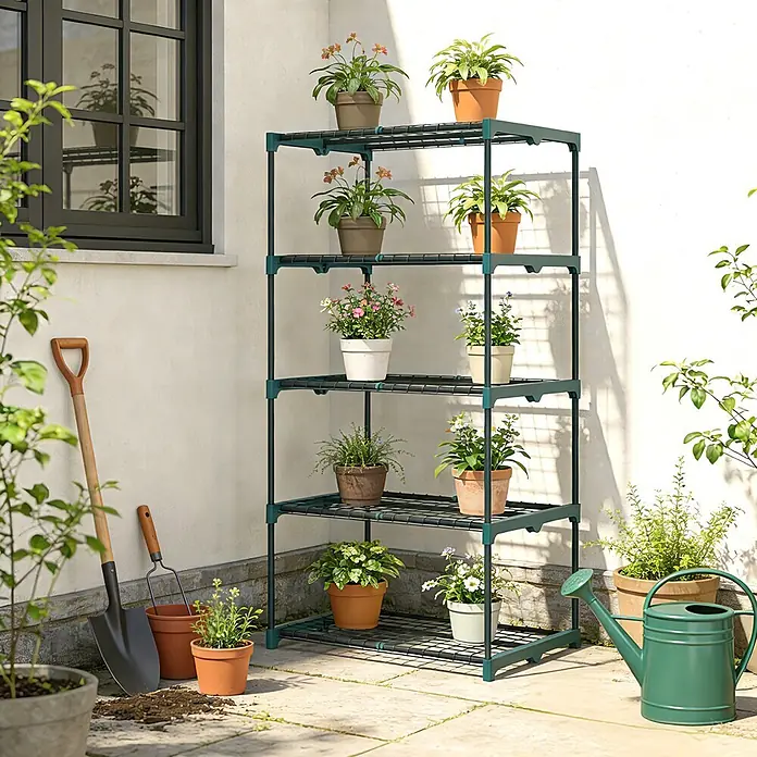 Outsunny Gewächshaus-Regal - 67 x 49 x 138 cm, Dunkelgrün - Ein dunkelgrünes, mehrstufiges Metall-Gewächshausregal mit Topfpflanzen im Freien.