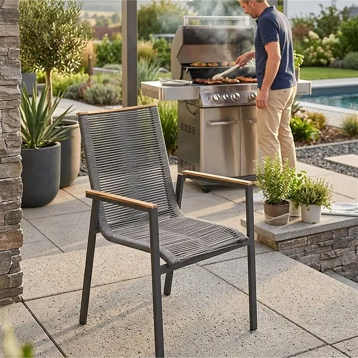 Bene Living Gartenstuhl-Set Solana - 2 Stk., Aluminium mit Teakbeinen, grau, B x T x H: 63 x 59 x 78 cm - Grauer Outdoor-Sessel aus Seilgeflecht mit Holzarmlehnen und Metallrahmen auf einer Terrasse.