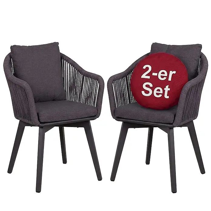 Bene Living Gartenstuhl-Set Marbella - 2 Stk., Aluminium mir Rope-Geflecht, grau - Zwei anthrazitfarbene Outdoor-Stühle mit geflochtenen Rückenlehnen und Kissen. Einer hat ein rotes Kissen mit der Aufschrift „2-er Set“.