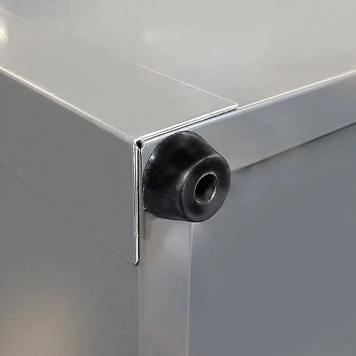 Home Deluxe Garten-Aufbewahrungsbox MEGABOX XXL Größe: 600L - L x B x H: 158 x 64 x 62 cm, Anthrazitgrau, Stahl - Schwarzer Gummipuffer an der Ecke einer grauen Metallplatte befestigt.