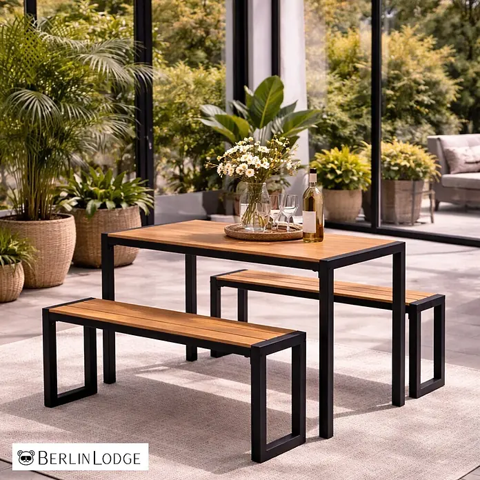 Berlinlodge Gartentisch-Set Bierzeltgarnitur MALLORCA - Klappbar - Outdoor-Esstisch-Set mit Holztisch und zwei Bänken, schwarzen Metallrahmen. Auf einem Teppich in einem begrünten Patio.
