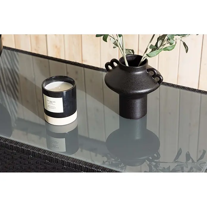 Ebuy24 Garten-Loungetisch London - L x B x H: 50 x 120 x 45 cm, Ø x H: 50 x 45 cm, Korbmöbel, Schwarz, Stapelbar - Eine schwarze Keramikkerze und Vase mit Olivenzweigen schmücken einen Glastisch als elegante Heimdekoration.