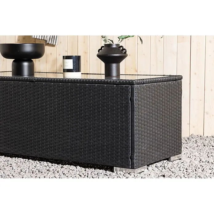 Ebuy24 Garten-Loungetisch London - L x B x H: 50 x 120 x 45 cm, Ø x H: 50 x 45 cm, Korbmöbel, Schwarz, Stapelbar - Dunkelbraune Outdoor-Aufbewahrungsbox aus Rattan mit Glasplatte und silbernen Füßen, auf Kies.