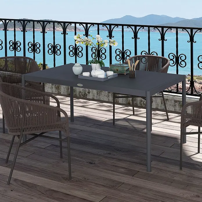 Outsunny Gartentisch im Lamellendesign - L x B x H: 145 x 90 x 74 cm, Aluminium, Rechteckig, Dunkelgrau - Dunkelgrauer Gartentisch mit braunen geflochtenen Stühlen auf einem Balkon am Meer.