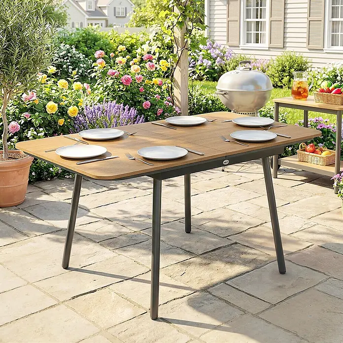 Outsunny Gartentisch - L x B x H: 140 x 80 x 75 cm - Ausziehbarer Gartentisch mit Holzoptikplatte und dunklen Metallbeinen, für 6 Personen auf einer Terrasse gedeckt.