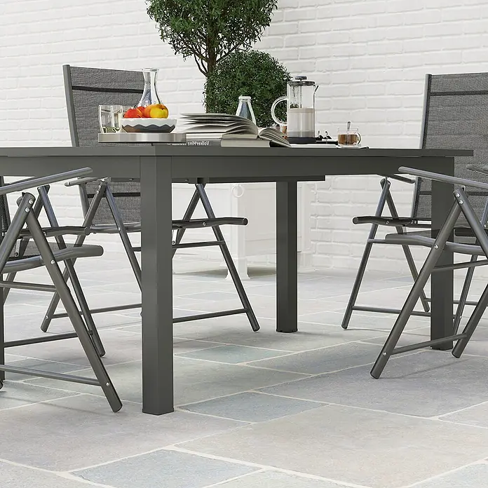 Outsunny Gartentisch - L x B x H: 160 x 90 x 73 cm, Aluminium, Rechteck, Grau - Dunkelgraues Outdoor-Esstisch-Set mit Metalltisch und klappbaren Netzstühlen auf einer Terrasse.