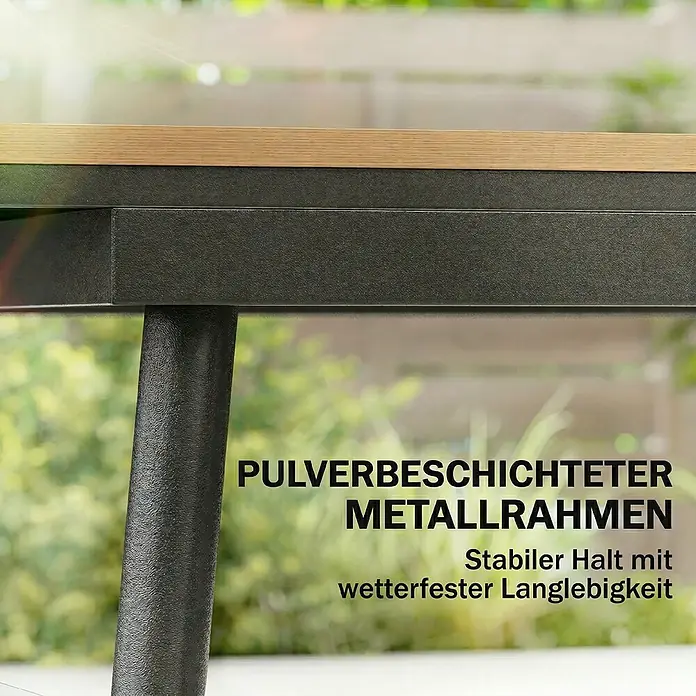 Outsunny Gartentisch - L x B x H: 140 x 80 x 75 cm - Nahaufnahme eines Gartentisches mit heller Holzplatte und texturiertem, dunkelgrauem pulverbeschichtetem Metallrahmen und Bein.
