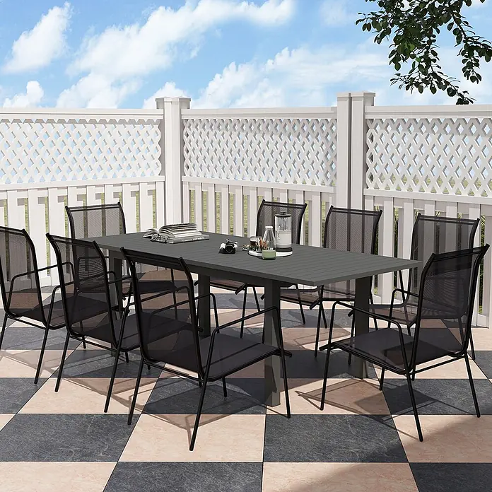 Outsunny Gartentisch - L x B x H: 160 x 90 x 73 cm, Aluminium, Rechteck, Grau - Dunkelgrauer rechteckiger Esstisch für den Außenbereich mit schwarzen Netzstühlen auf einer gefliesten Terrasse.