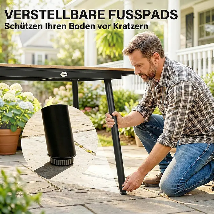 Outsunny Gartentisch - L x B x H: 140 x 80 x 75 cm - Mann justiert einen schwarzen verstellbaren Tischfuß auf einer Terrasse, zum Schutz vor Kratzern.