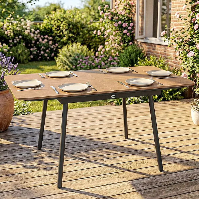 Outsunny Gartentisch - L x B x H: 140 x 80 x 75 cm - Brauner Holztisch mit dunklen Beinen, gedeckt für sechs Personen auf einer Holzterrasse.
